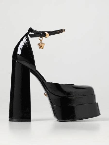 schanel nere donna con tacco medio versace|Scarpe con tacco da donna Versace .